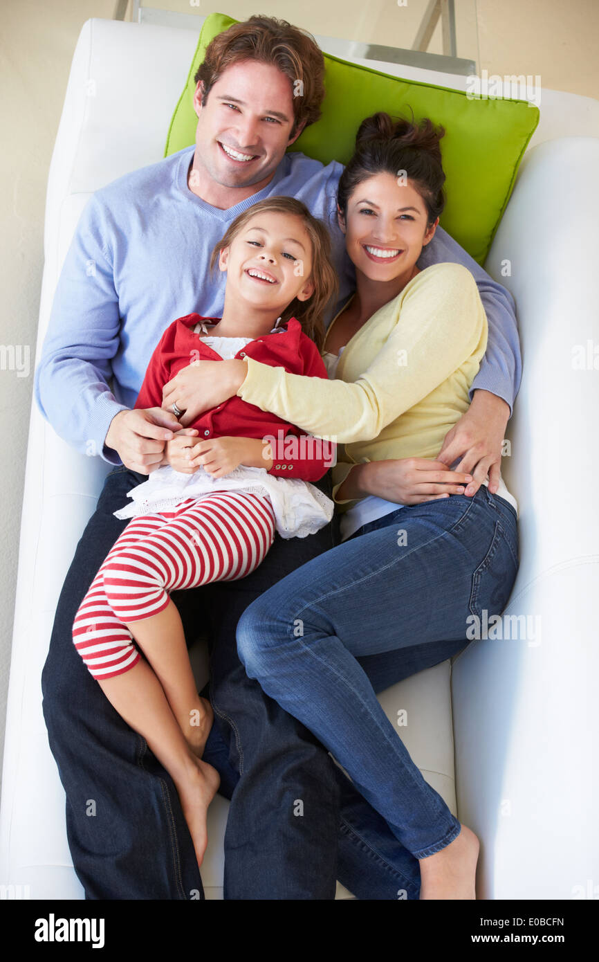 Vue de dessus de Family Relaxing On Sofa Banque D'Images Vue de dessus de Family Relaxing On Sofa Banque D'Images
