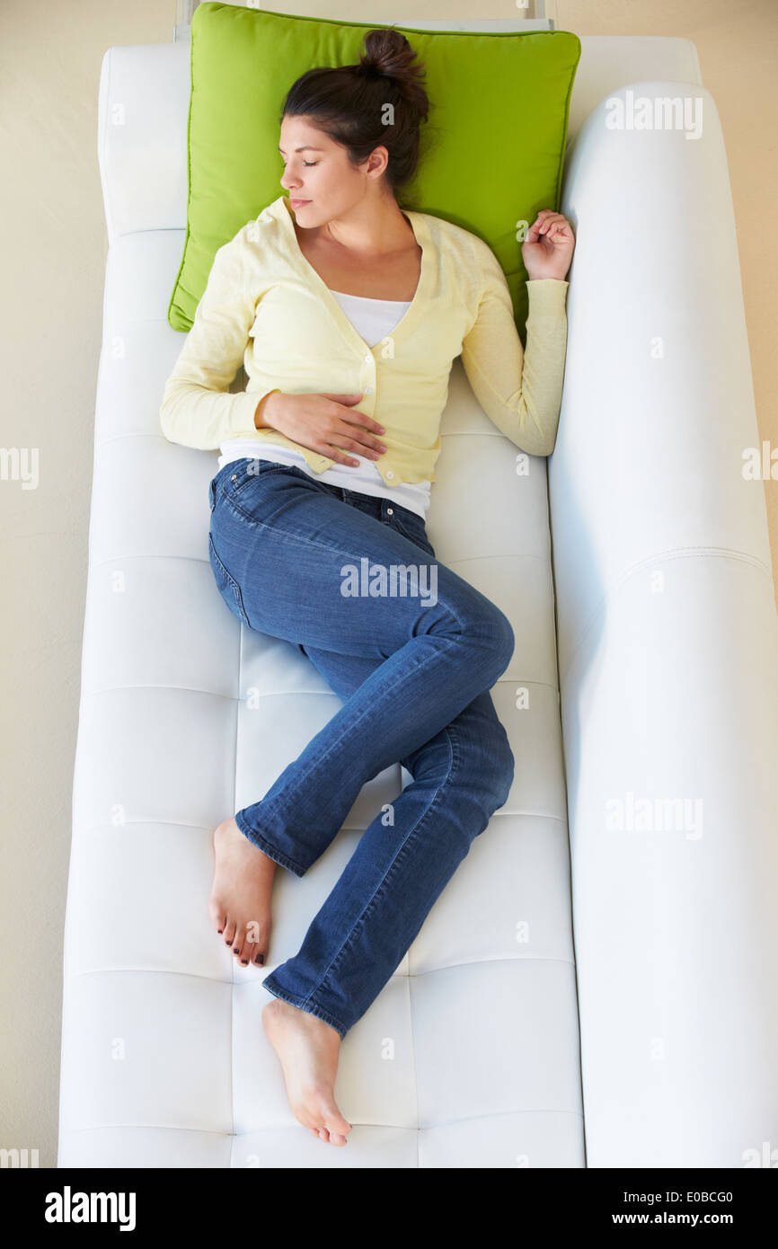 Overhead View of Woman Relaxing On Sofa Banque D'Images Overhead View of Woman Relaxing On Sofa Banque D'Images