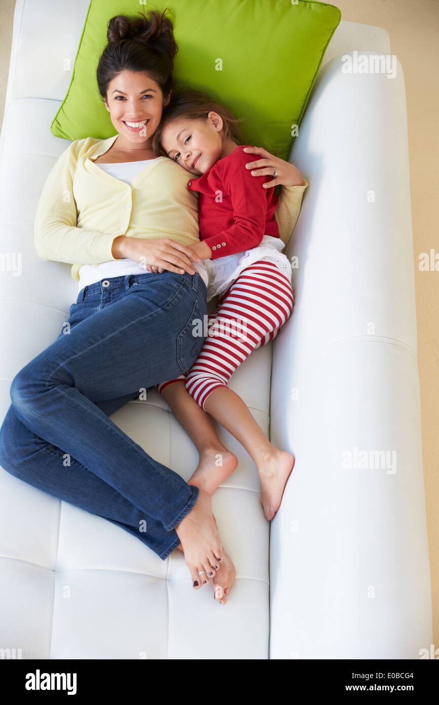 Vue de dessus de la mère et la fille Relaxing On Sofa Banque D'Images Vue de dessus de la mère et la fille Relaxing On Sofa Banque D'Images
