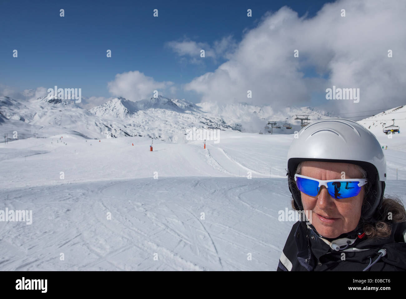 Ski Femme portant des casques de ski Banque D'Images