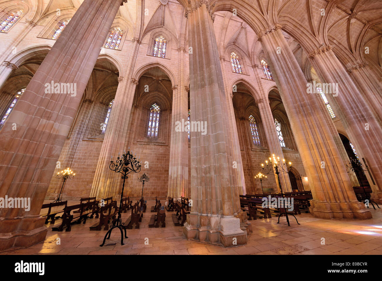 Portugal : vue intérieure de l'église du monastère de Santa Maria da Vitoria à Batalha Banque D'Images