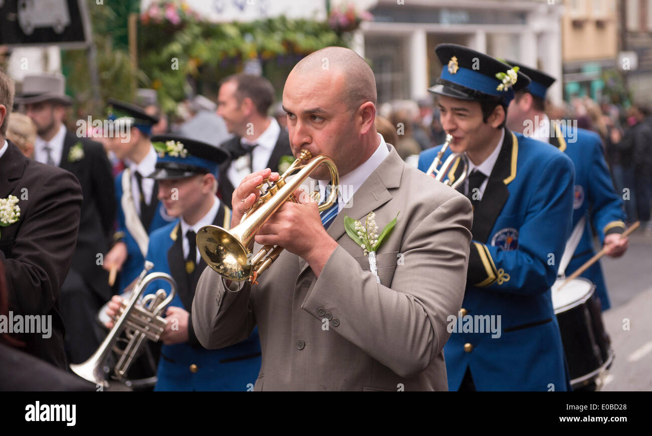 Helston Flora Day 2014 Midi Danse, robes de fantaisie et haut de forme sont usés Banque D'Images