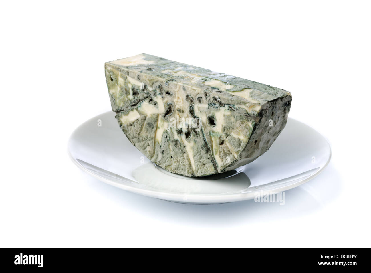 Moule bleue avec du fromage sur la plaque. Isoler sur blanc. Banque D'Images