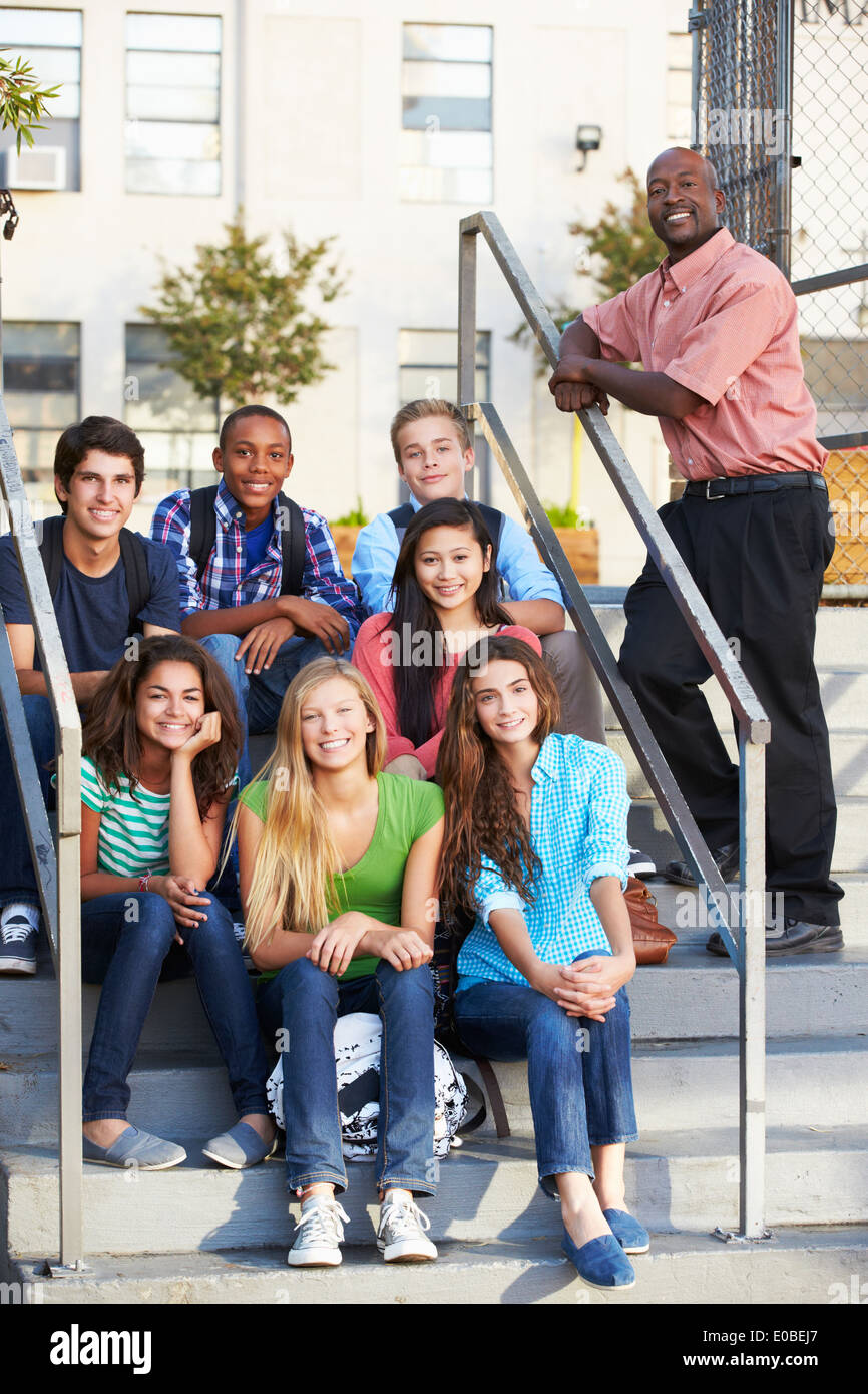 Groupe d'élèves adolescents en dehors de la classe avec l'enseignant Banque D'Images