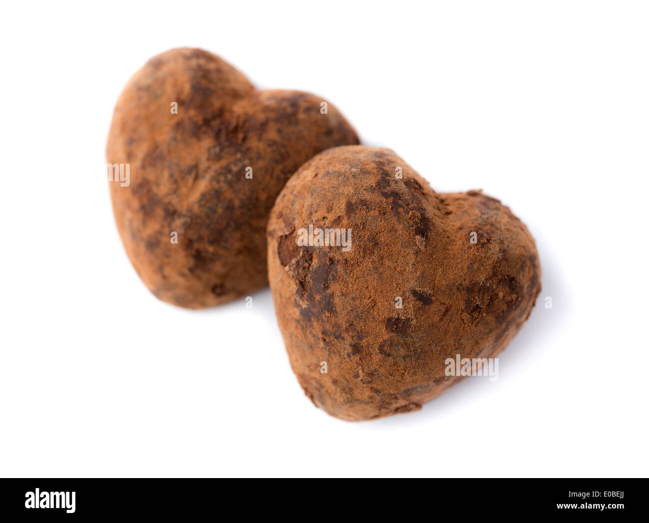 Deux bonbons en forme de coeur de truffe. Isoler sur blanc. Symboles de la Saint-Valentin. Banque D'Images