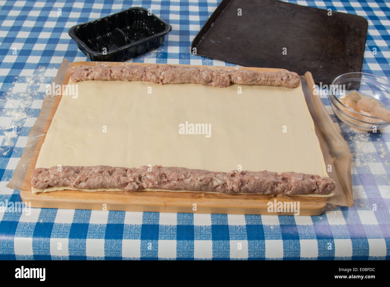 Faire de l'aide de rouleaux de saucisses pâte roulée prêt les saucisses en place(8 sur 58) Banque D'Images