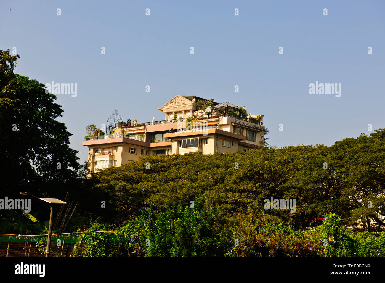 Mumbai Marine Drive Views,Maisons,Appartements de Luxe Tours Parsi de Silence,résidentiel verdoyant,Gardens, de Mumbai, Inde Bombay, Banque D'Images