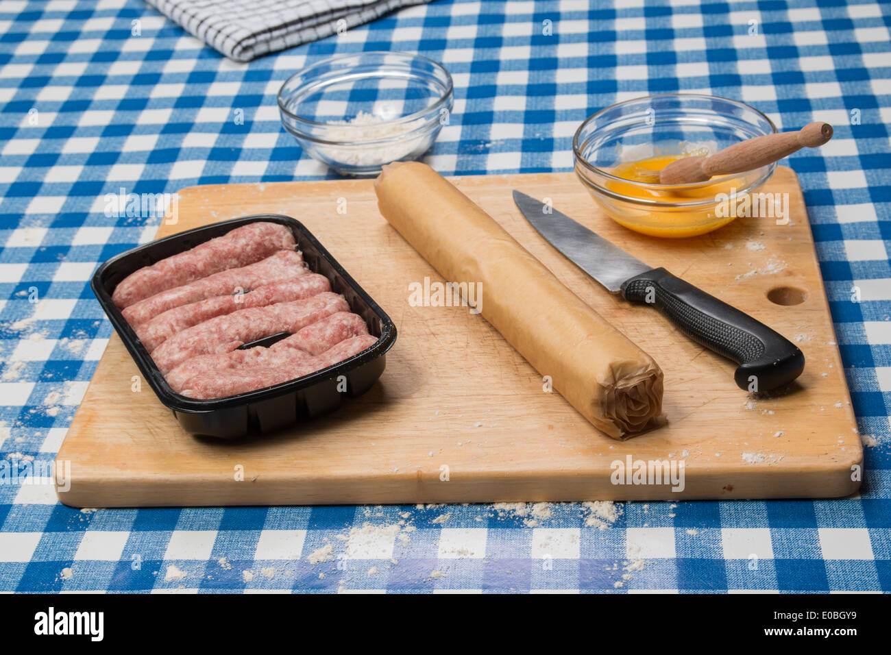 Faire de l'aide de rouleaux de saucisses pâte roulée prête, les ingrédients(5 sur 58) Banque D'Images