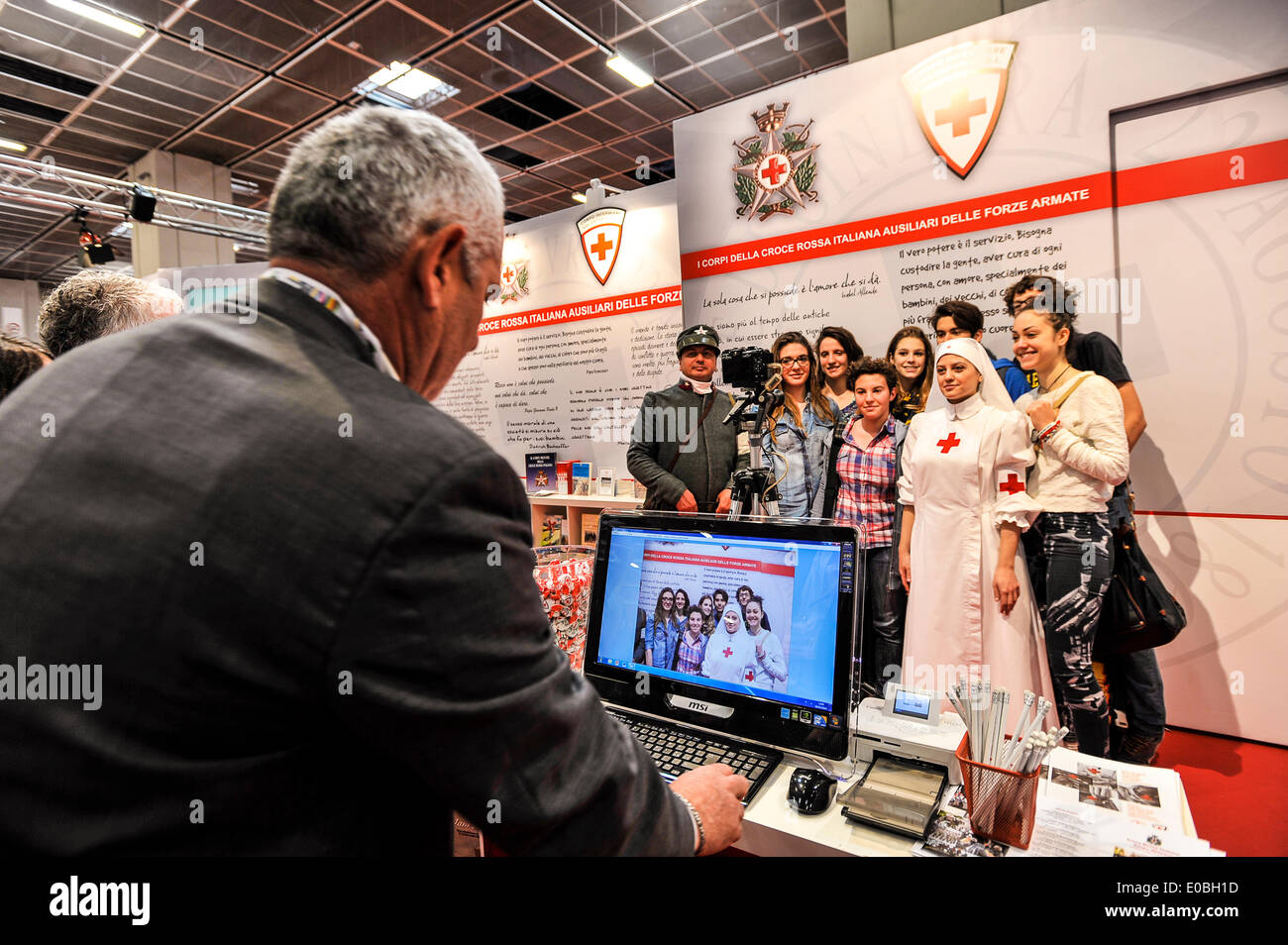Italie Piémont Turin 27e Salon International du Livre 8 mai 2014 . Le corps de la Croix Rouge italienne de l'armée auxiliaire. Photo souvenir avec l'infirmière de la Croix Rouge et de soldat en uniforme de la Première Guerre mondiale Banque D'Images