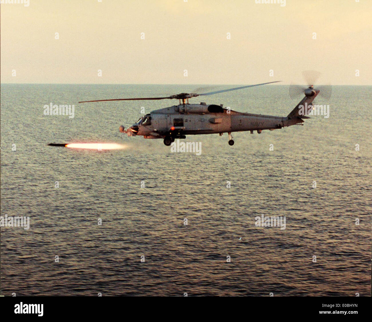 Le H-60 Hellfire est un hélicoptère de l'US Navy, équipé de missiles Hellfire pour des frappes de précision. L'hélicoptère est largement utilisé dans diverses opérations militaires, y compris la guerre anti-surface et anti-aérienne. Banque D'Images