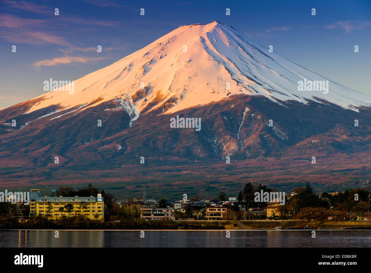 Le Mont Fuji vu au lever du soleil du lac Kawaguchi, préfecture de Yamanashi, Japon Banque D'Images