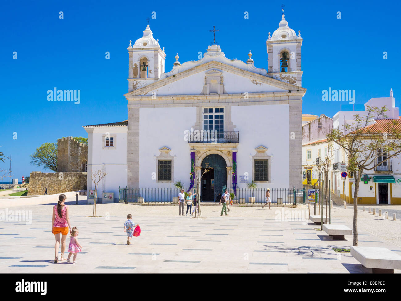 Les touristes à Praça Infante Dom Henrique Église Santa Maria Lagos Algarve Portugal Europe de l'UE Banque D'Images