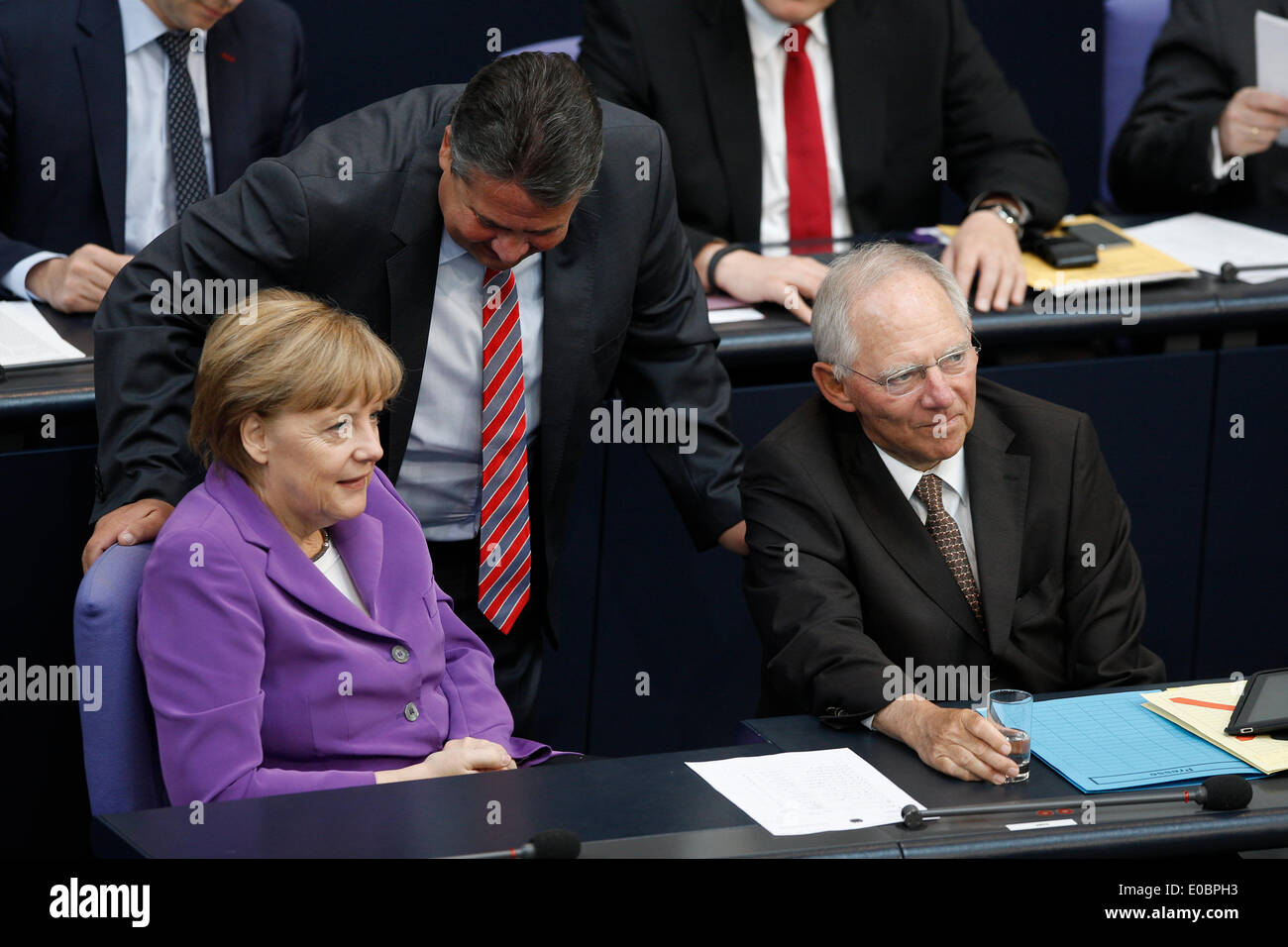 Berlin, Allemagne. Mai 08th, 2014. 33e session du Parlement allemand - première consultation du projet d'une loi sur la réforme fondamentale de la Loi sur les énergies renouvelables et modifiant d'autres dispositions de la loi sur l'énergie déposée par le gouvernement fédéral allemand./Photo : la chancelière allemande Angela Merkel (CDU), Sigmar Gabriel (SPD), Ministre allemand de l'économie et de l'énergie, et Wolfgang SchŠuble (CDU), Ministre allemand des Finances. Credit : Reynaldo Chaib Paganelli/Alamy Live News Banque D'Images