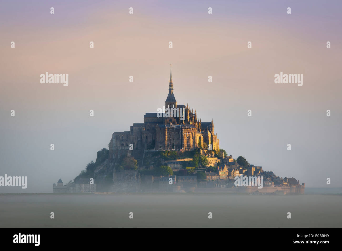Misty à Le Mont Saint Michel, Normandie France Banque D'Images