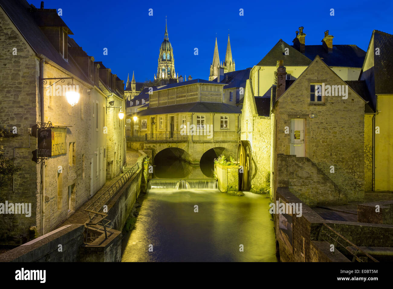 Crépuscule sur la rivière Weir et vue sur la ville médiévale de Bayeux, Normandie, France Banque D'Images