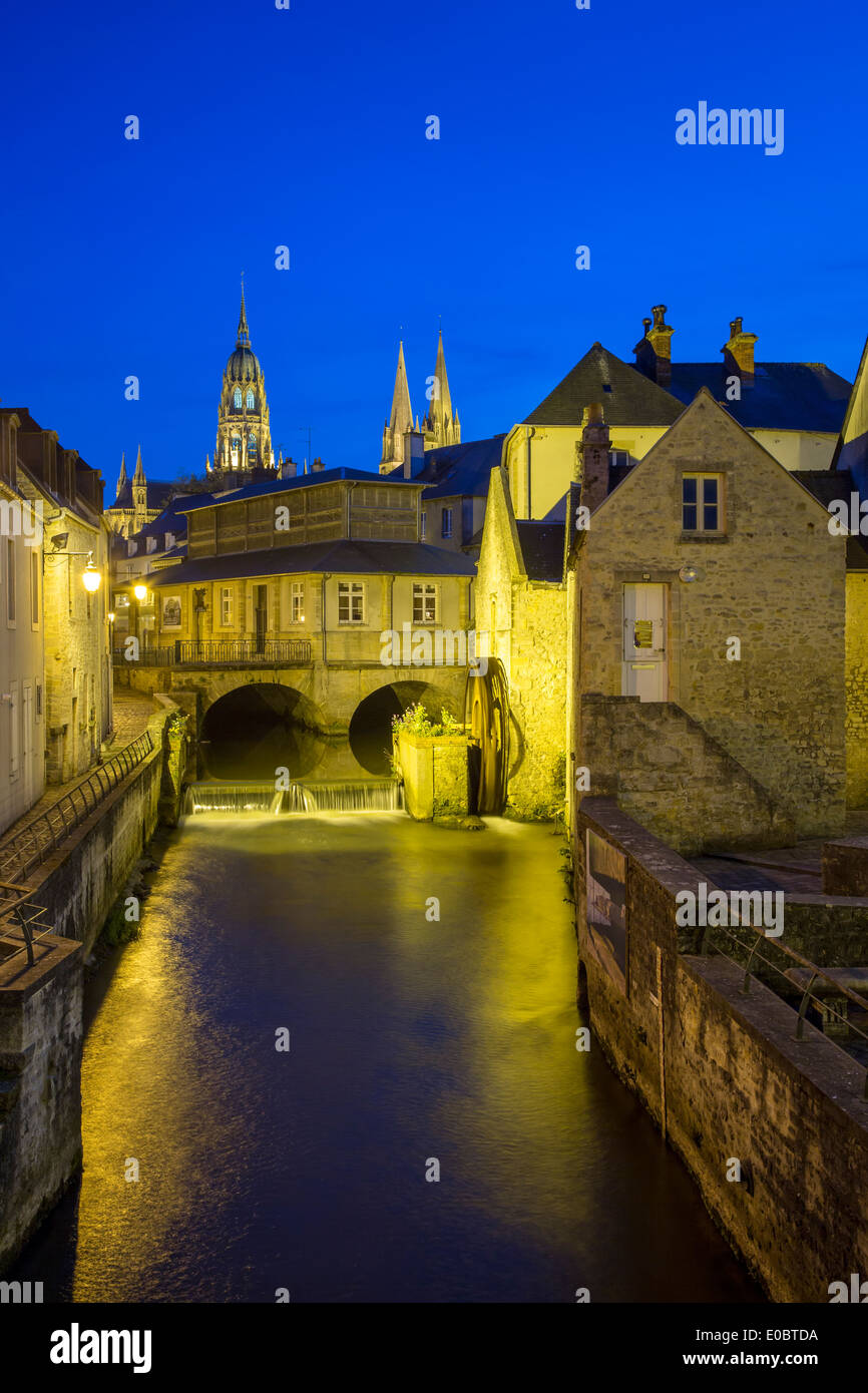 Crépuscule sur le moulin au bord de la rivière Weir et la ville médiévale de Bayeux, Normandie, France Banque D'Images