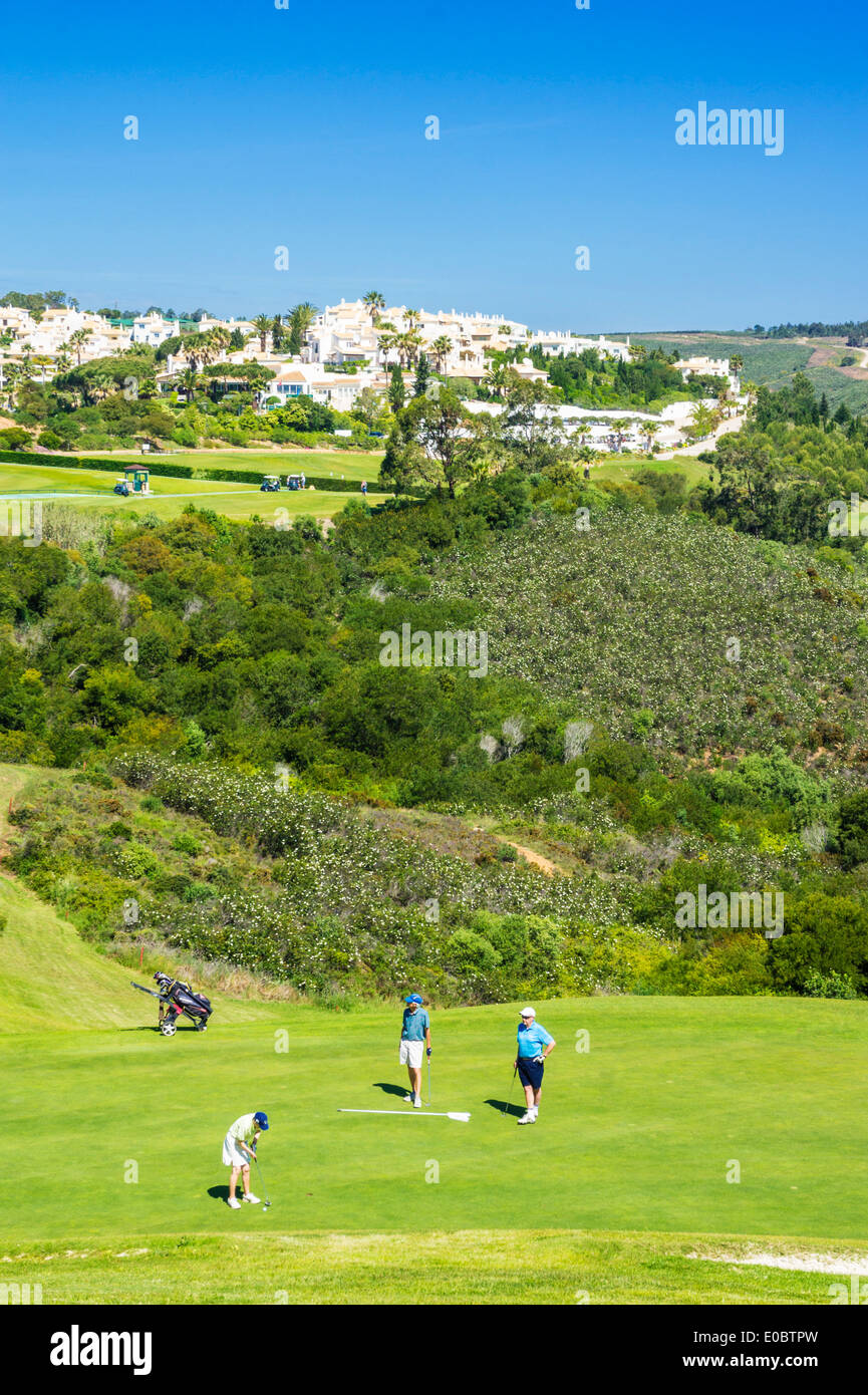 Mettre sur golfeur dame premier vert au Parque da Floresta golf Vale do Poco Budens près de Salema Algarve Portugal Banque D'Images