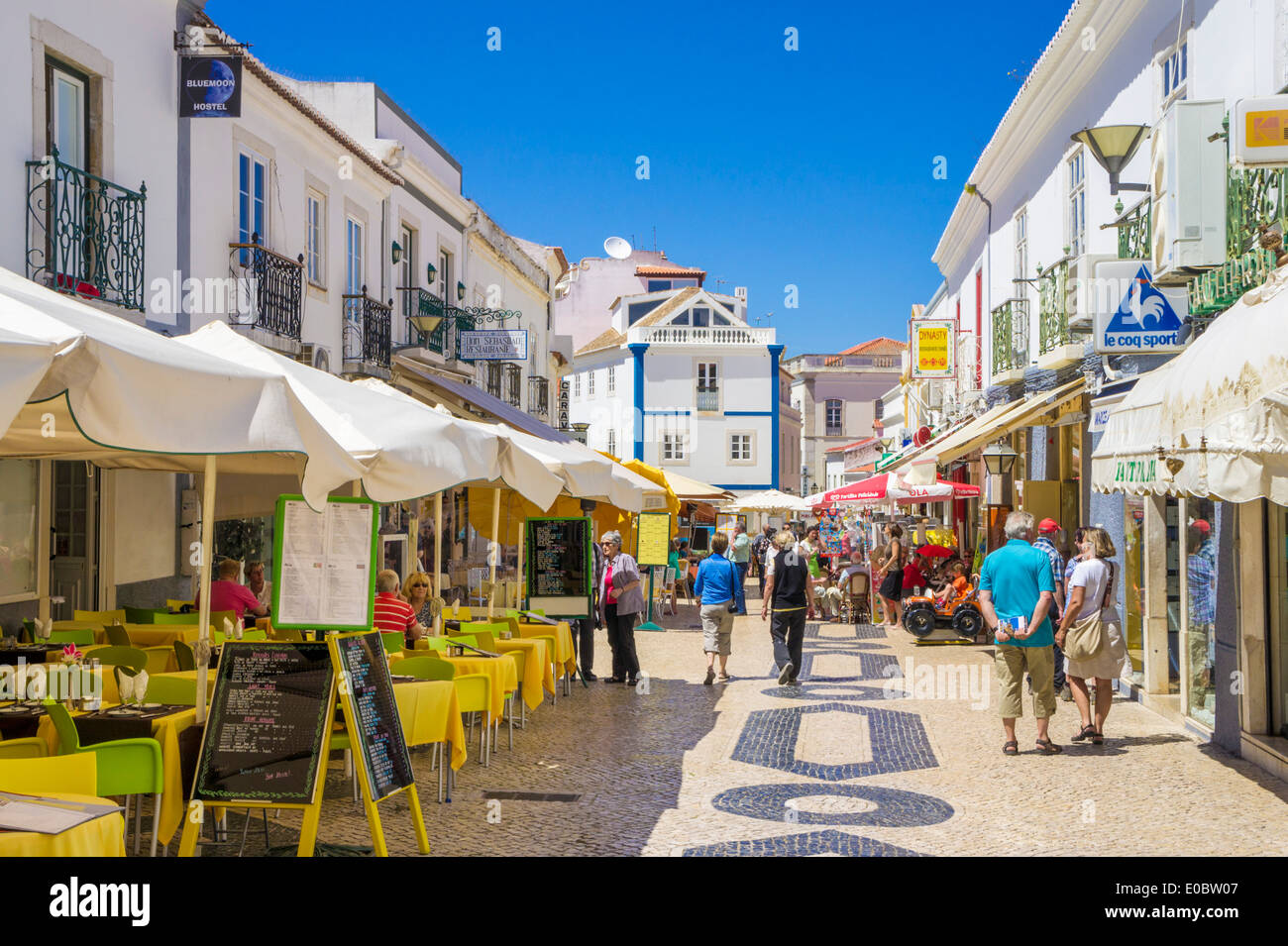 Restaurant le Portugal et les touristes Rua 25 de Abril Lagos Algarve Portugal Europe de l'UE Banque D'Images