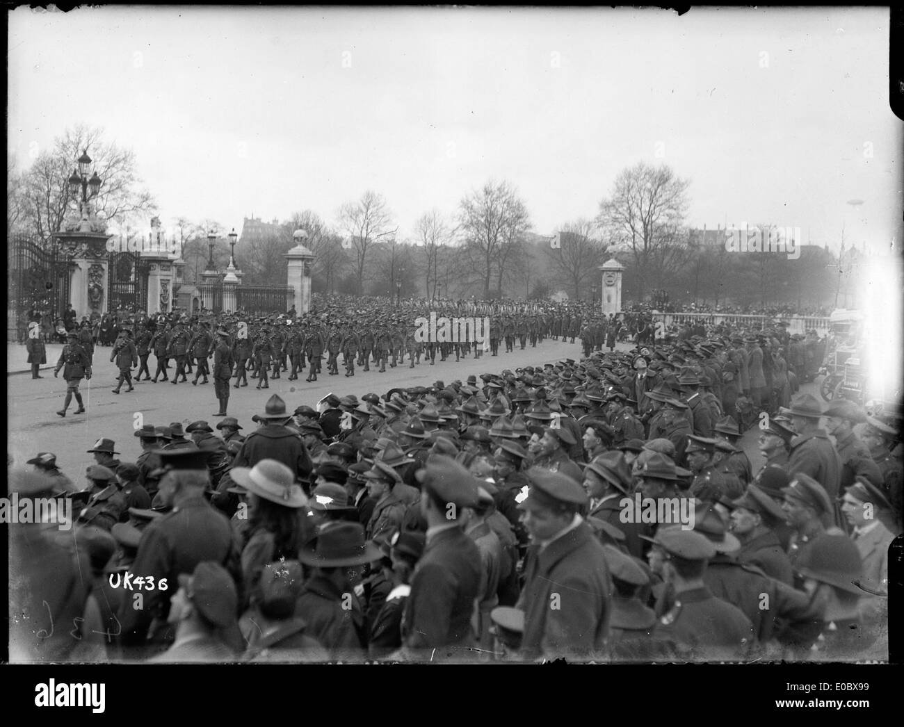 Un bataillon de troupes de Nouvelle-Zélande depuis les marches du Palais de Buckingham, Londres, mai 1919 Banque D'Images