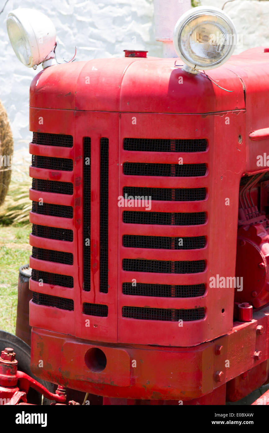 vieux tracteur rouge Banque D'Images