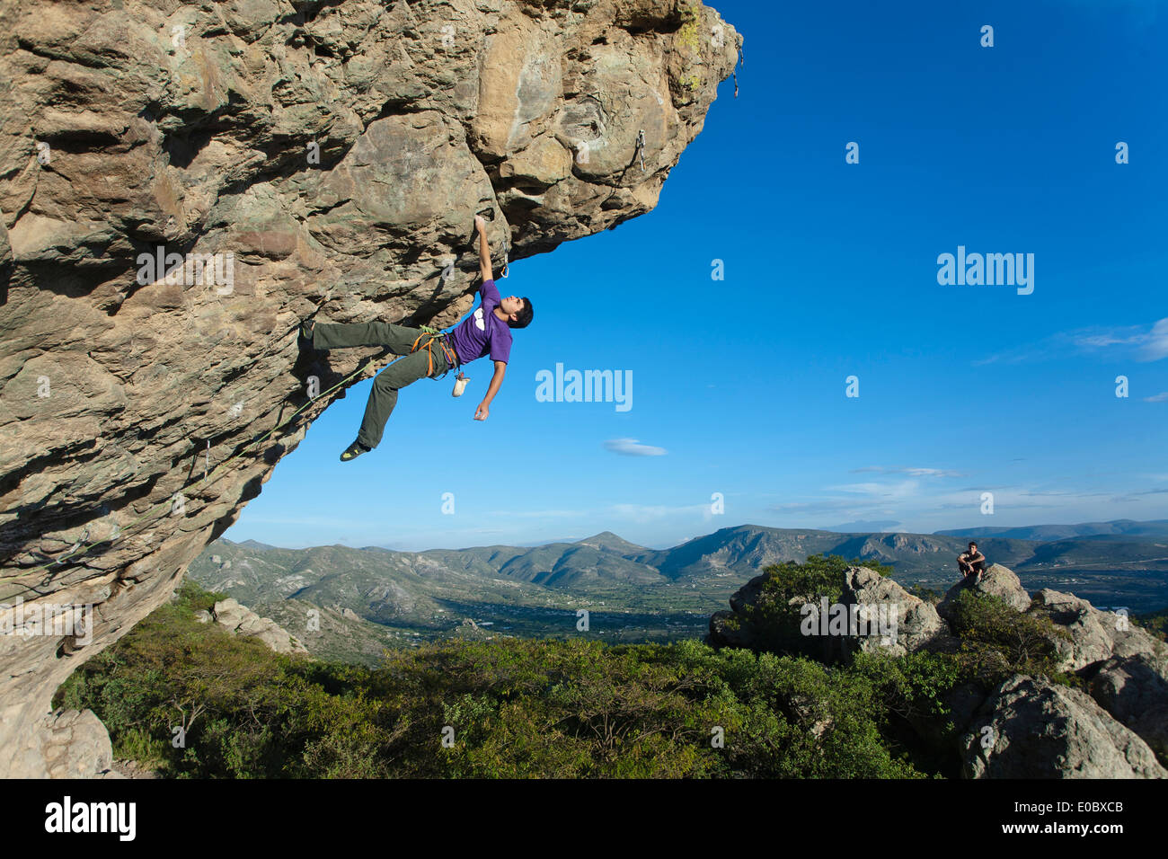 Un jeune homme l'escalade à Hidalgo, Mexique. Banque D'Images