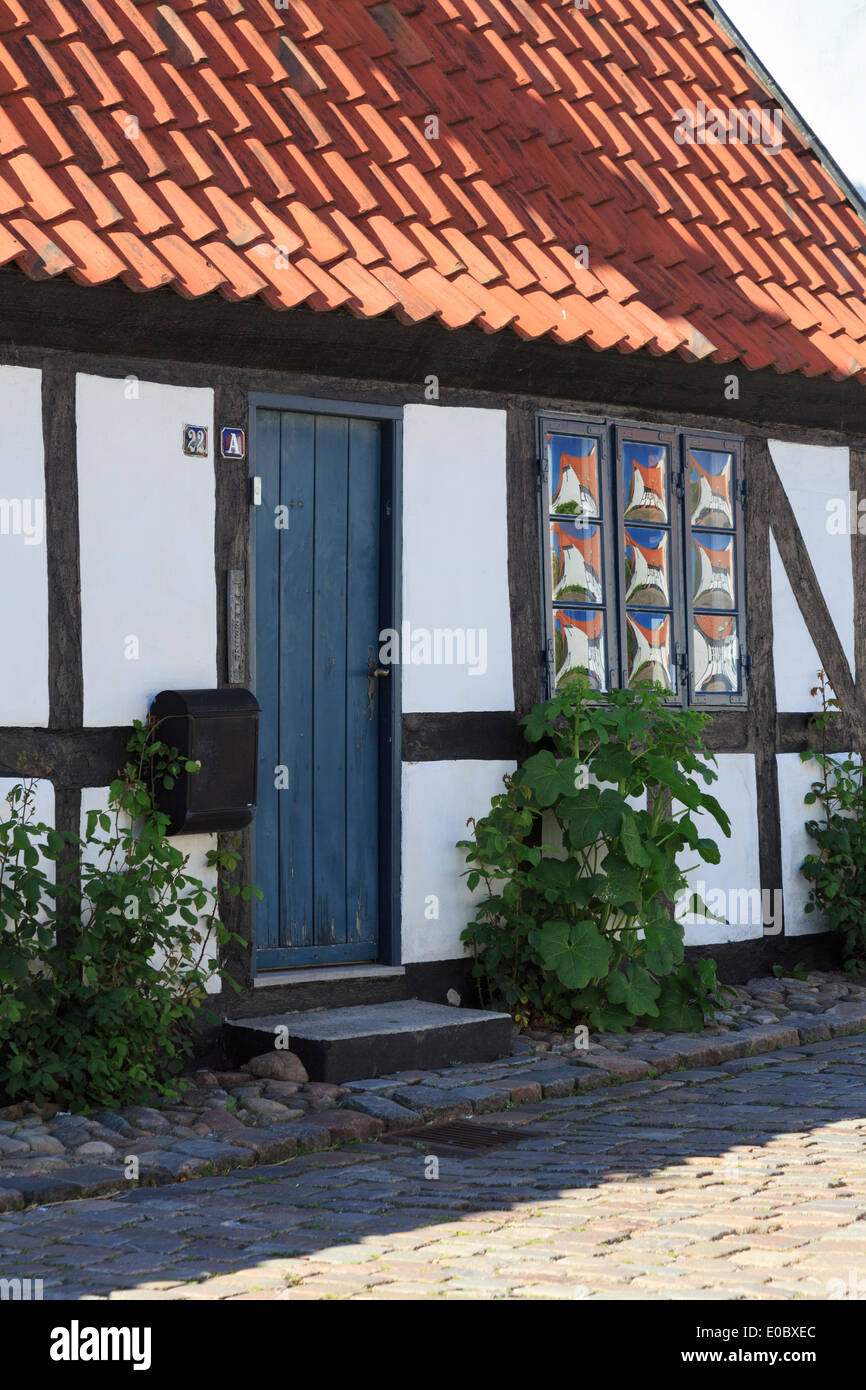 De vieux colombages pittoresque maison d'habitation d'un étage porte et fenêtre. Ebeltoft, Jutland, Danemark, Scandinavie Banque D'Images