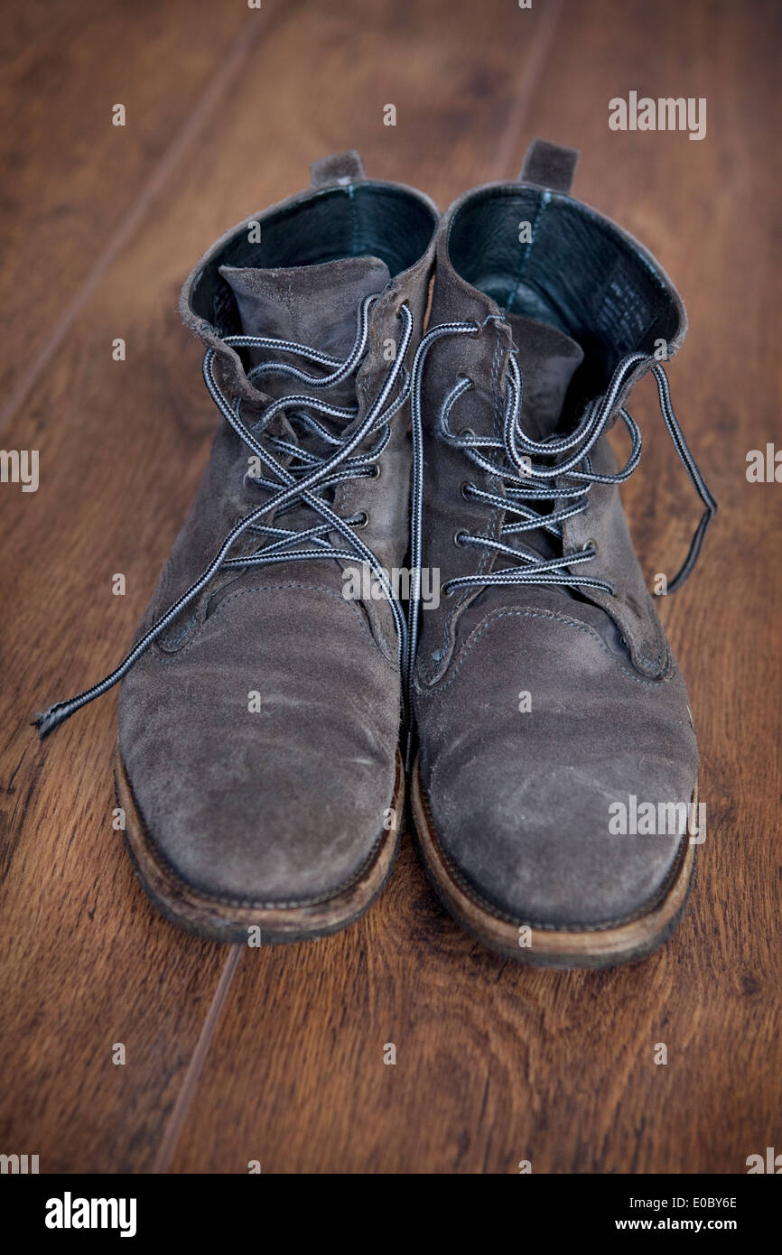 Une paire de l'homme en daim gris bottines sur un plancher en bois Photo  Stock - Alamy