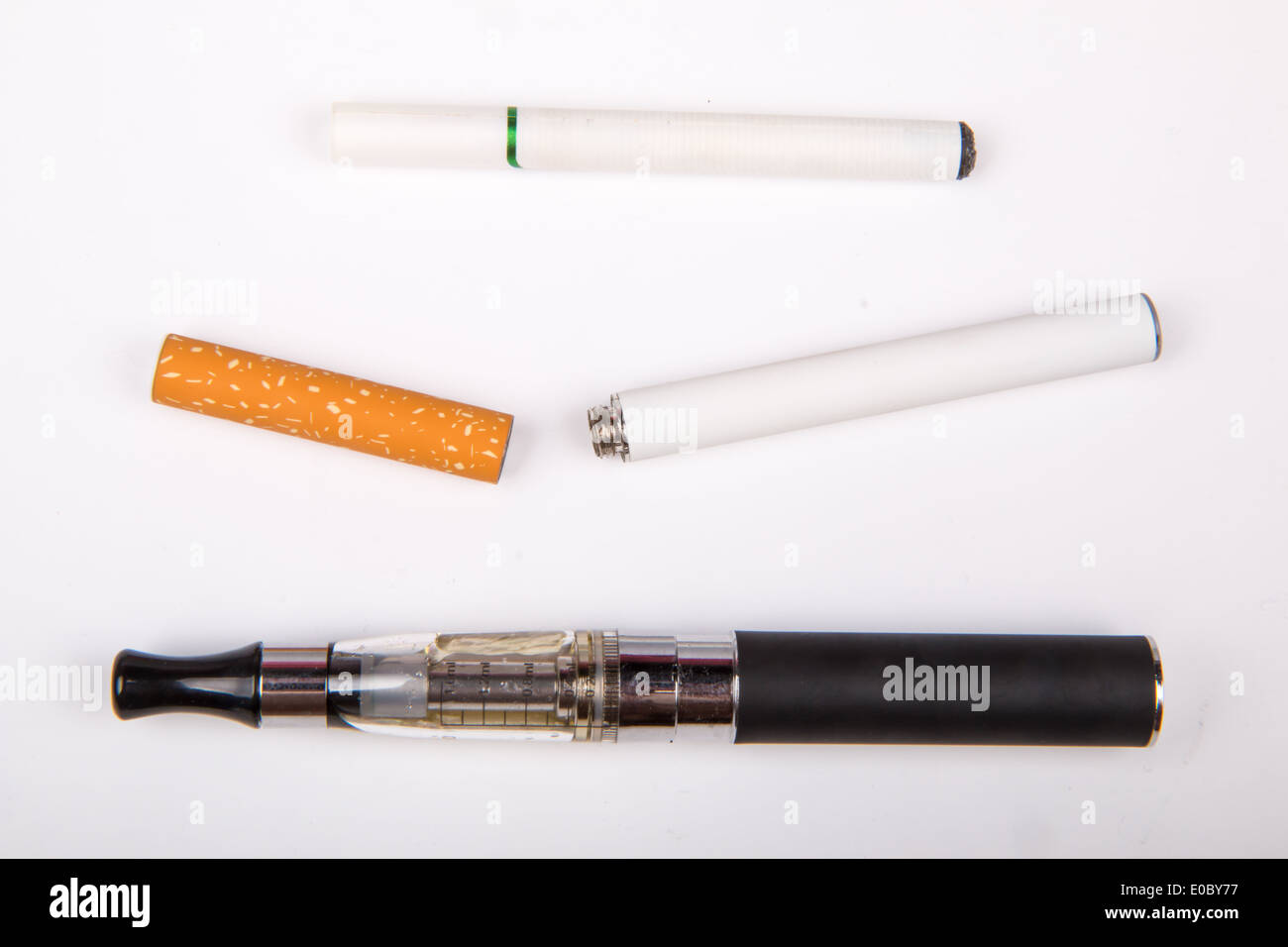 Différents types de e-cigarettes : vaporisateur rechargeable, jetables  Photo Stock