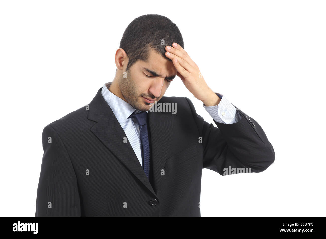 L'homme d'affaires arabes inquiets de céphalées isolées sur fond blanc Banque D'Images