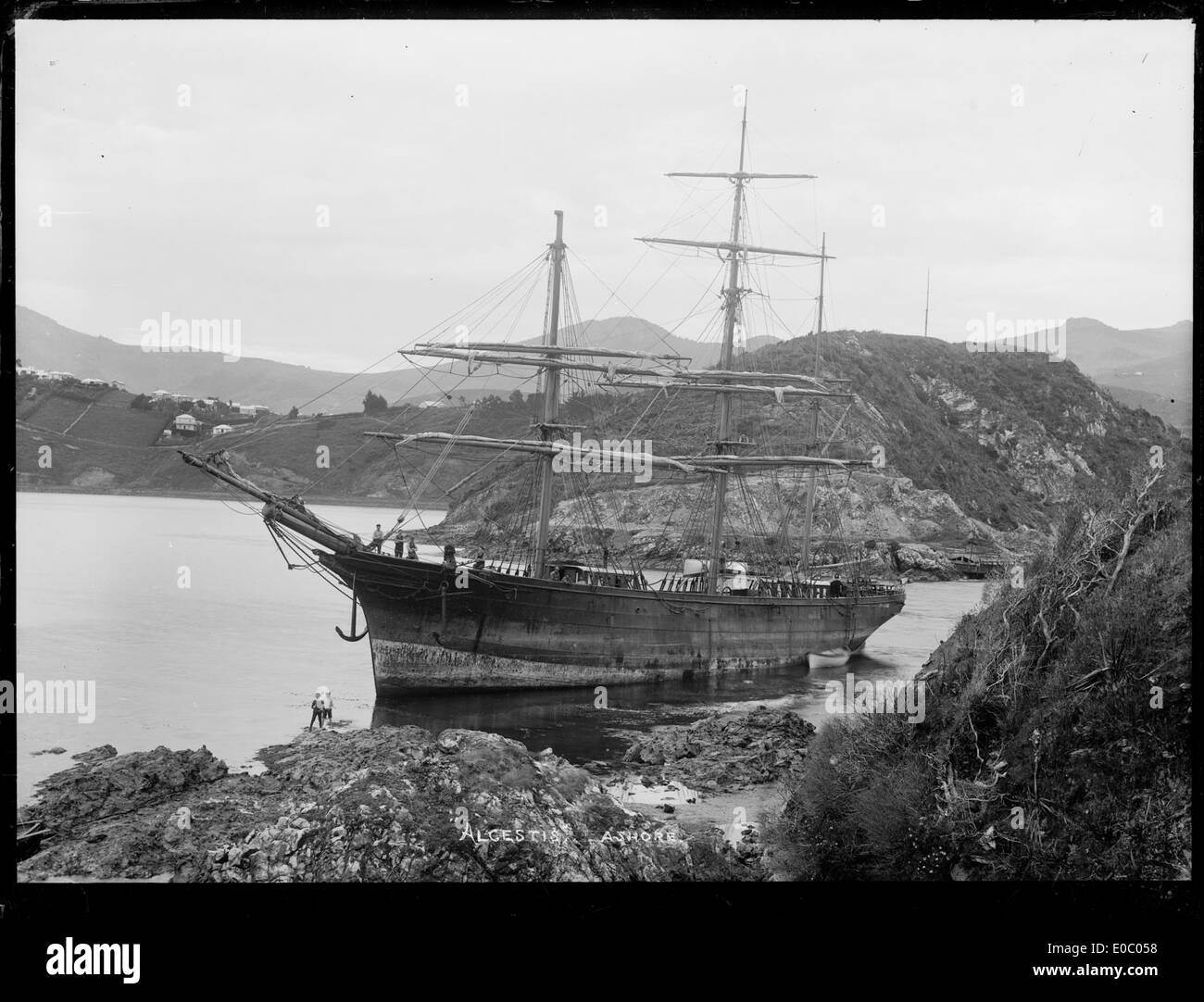 Bateau à voile Alcestis s'échouer, probablement dans le port d'Otago, 1880 Banque D'Images