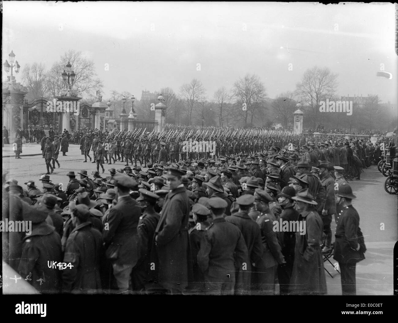 Une photographie en noir et blanc des troupes australiennes défilant devant le palais de Buckingham à Londres lors de la marche de la victoire de 1919, célébrant la fin de la première Guerre mondiale et honorant les efforts des troupes. Banque D'Images