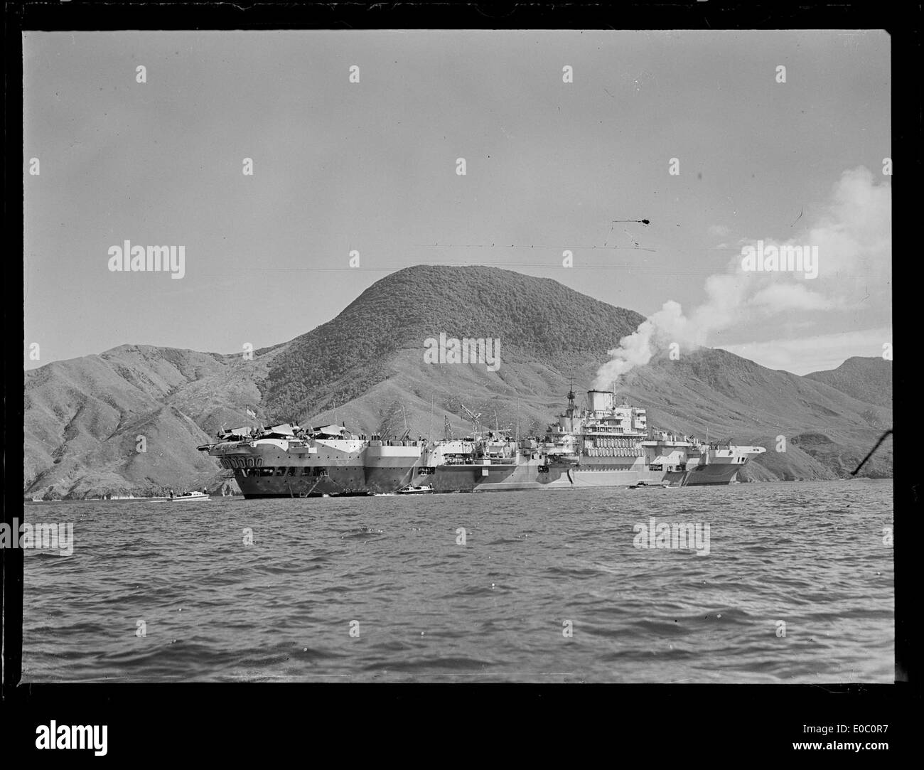 Porte-avions britannique Indefatigable, Queen Charlotte Sound, Novembre 1945 Banque D'Images