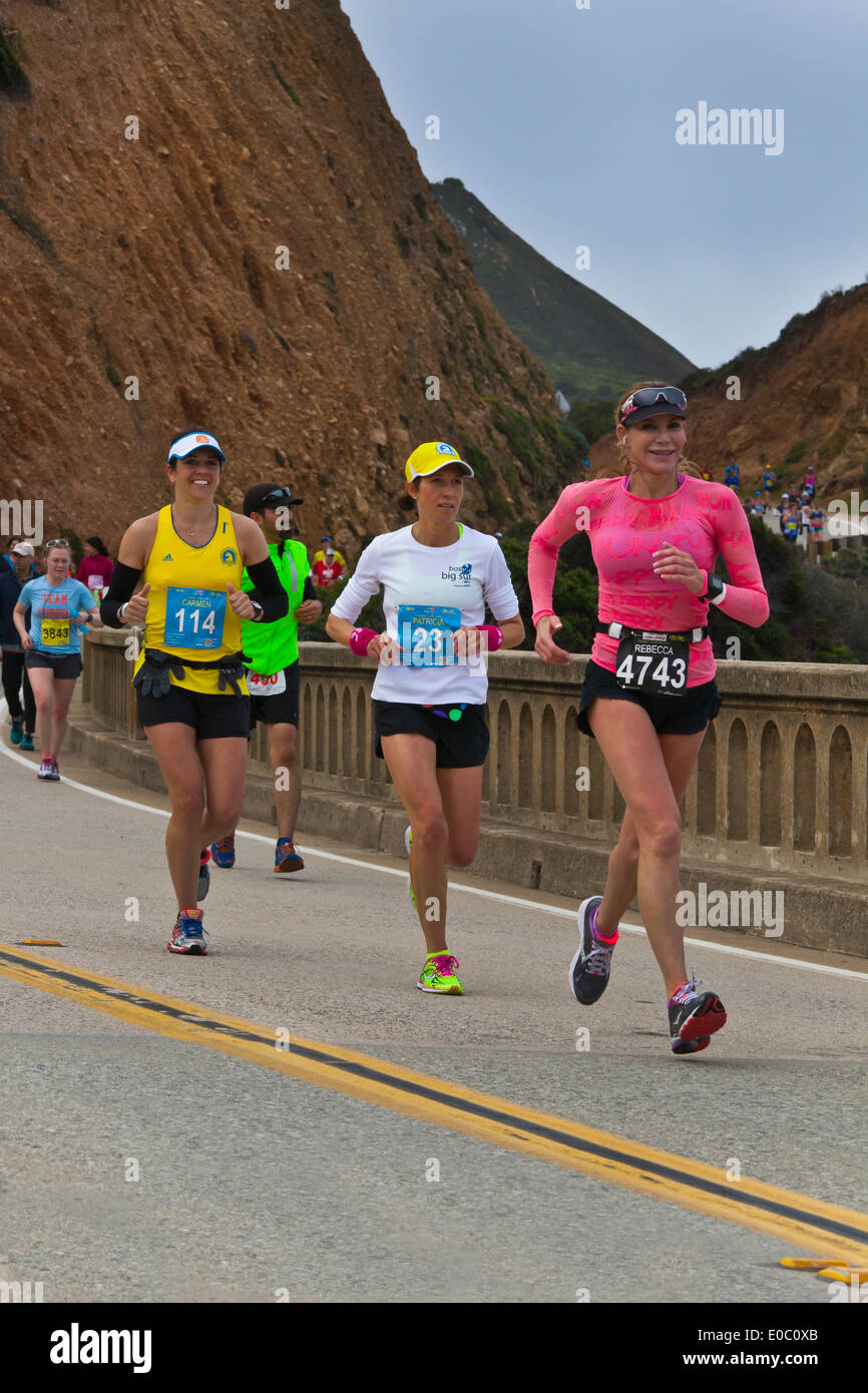 Coureurs traversent Bixby Pont de la Route 1 qui est à mi-chemin de la 2014 - Marathon de Big Sur BIG SUR, CALIFORNIE Banque D'Images