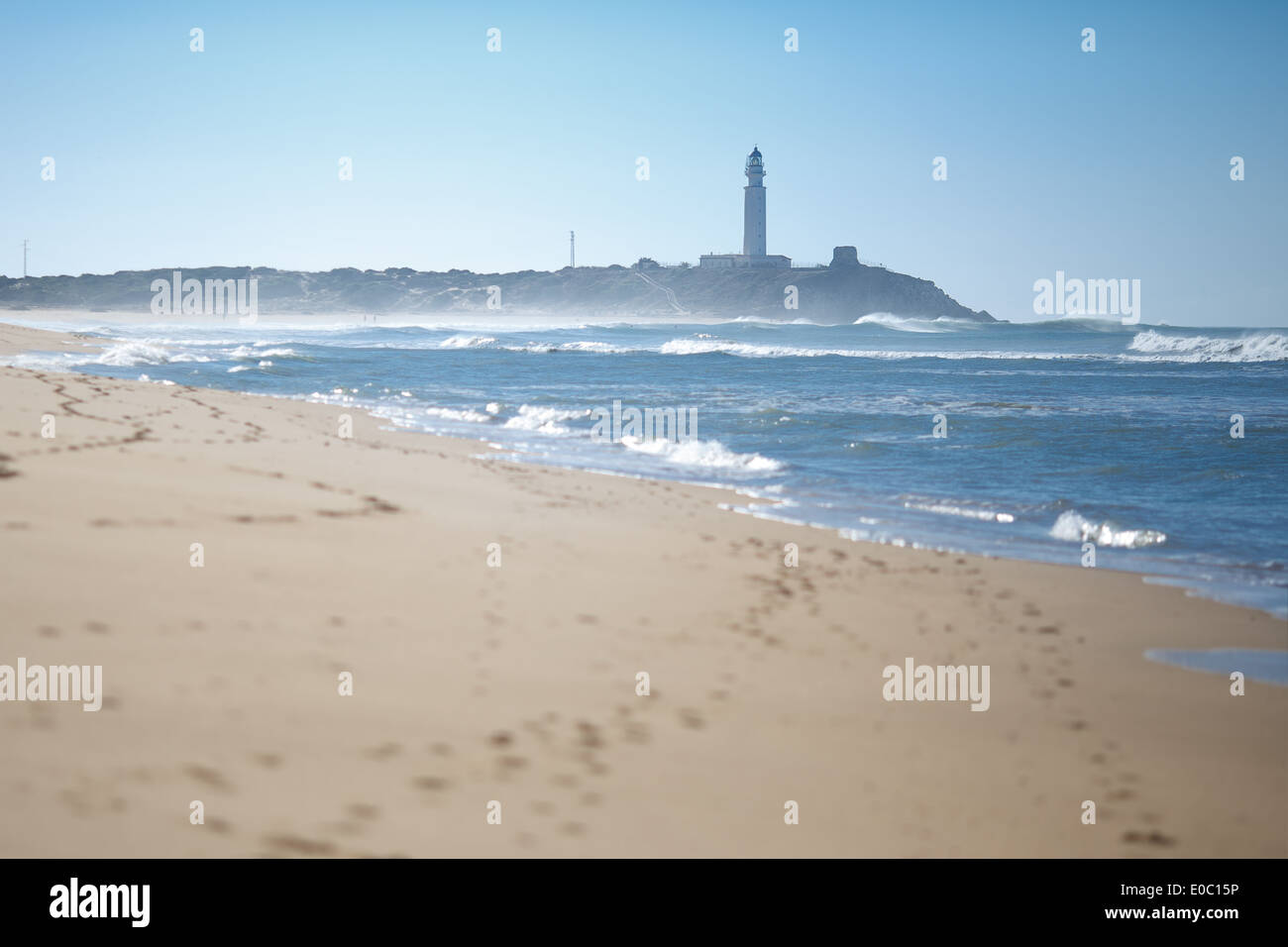 La plage de Zahora et le phare de Trafalgar Banque D'Images