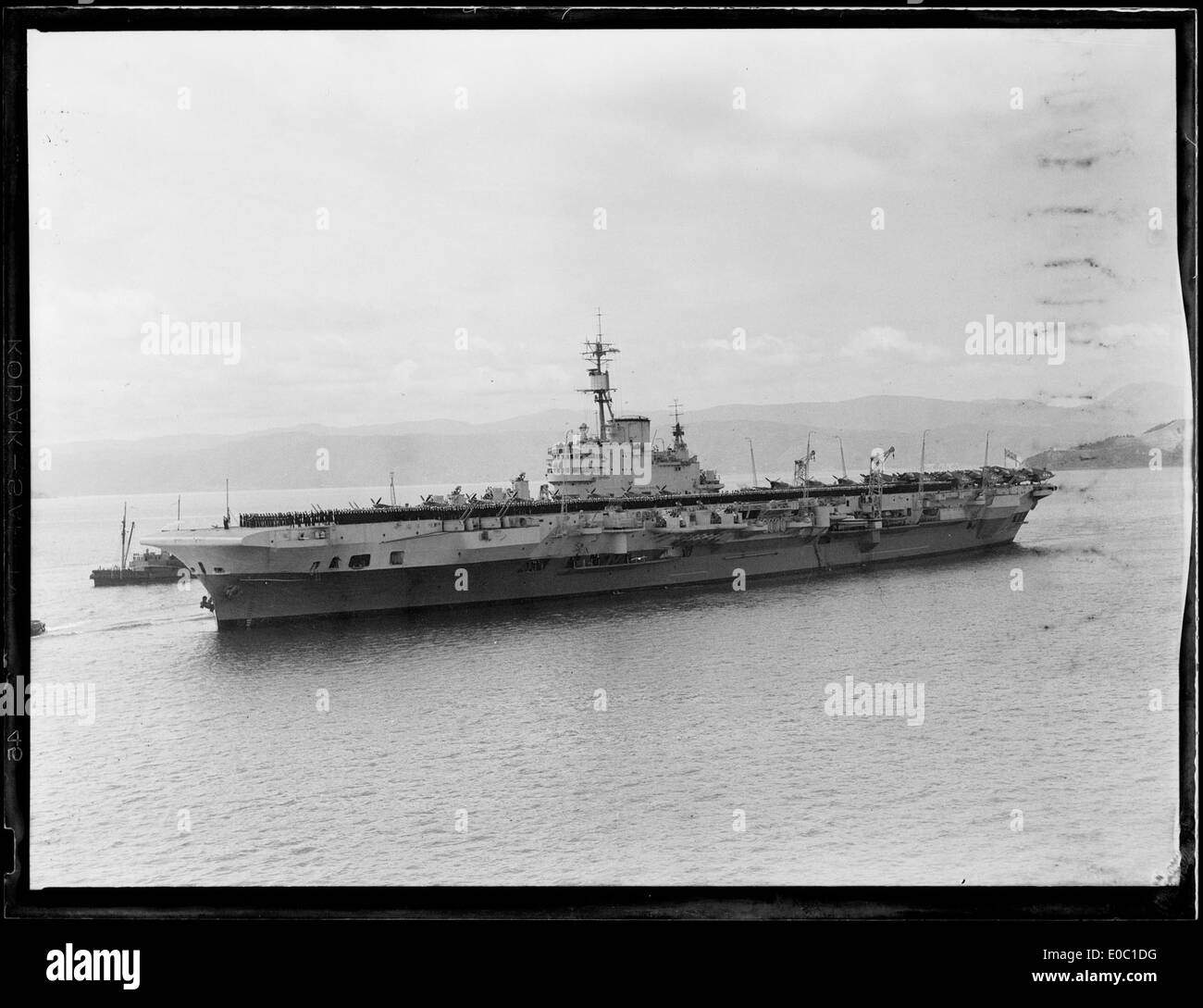 Porte-avions britannique Indefatigable, Wellington Harbour, Novembre 1945 Banque D'Images