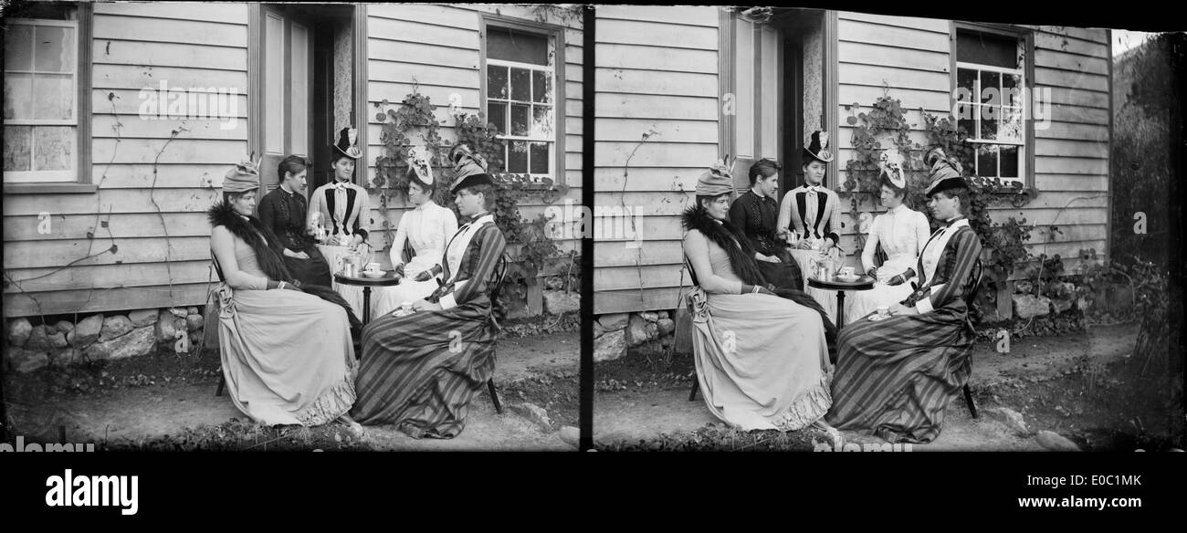 Photographie de femmes dégustant du thé devant la maison de William et Lydia Williams à Napier, Nouvelle-Zélande, prise entre 1888 et 1899. L'image reflète la vie sociale et domestique de l'époque dans cette ville côtière. Banque D'Images