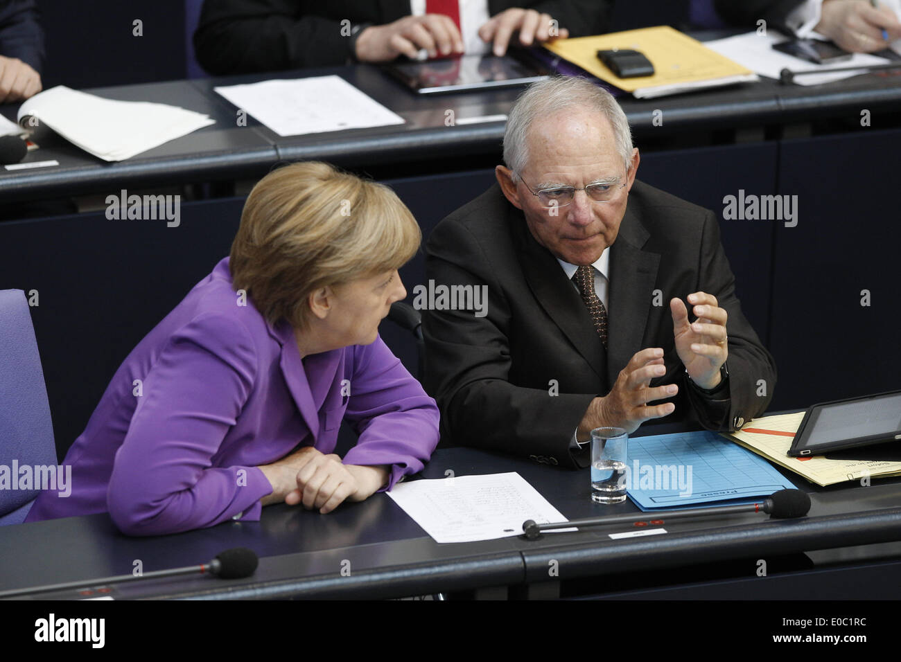 Berlin, Allemagne. 8 mai, 2014. Berlin, Allemagne. Mai 08th, 2014. 33e session du Parlement allemand - première consultation du projet d'une loi sur la réforme fondamentale de la Loi sur les énergies renouvelables et modifiant d'autres dispositions de la loi sur l'énergie déposée par le gouvernement fédéral allemand./Photo : la chancelière allemande Angela Merkel (CDU), et Wolfgang Schüller¤uble (CDU), Ministre allemand des Finances. Credit : Reynaldo Paganelli/NurPhoto ZUMAPRESS.com/Alamy/Live News Banque D'Images