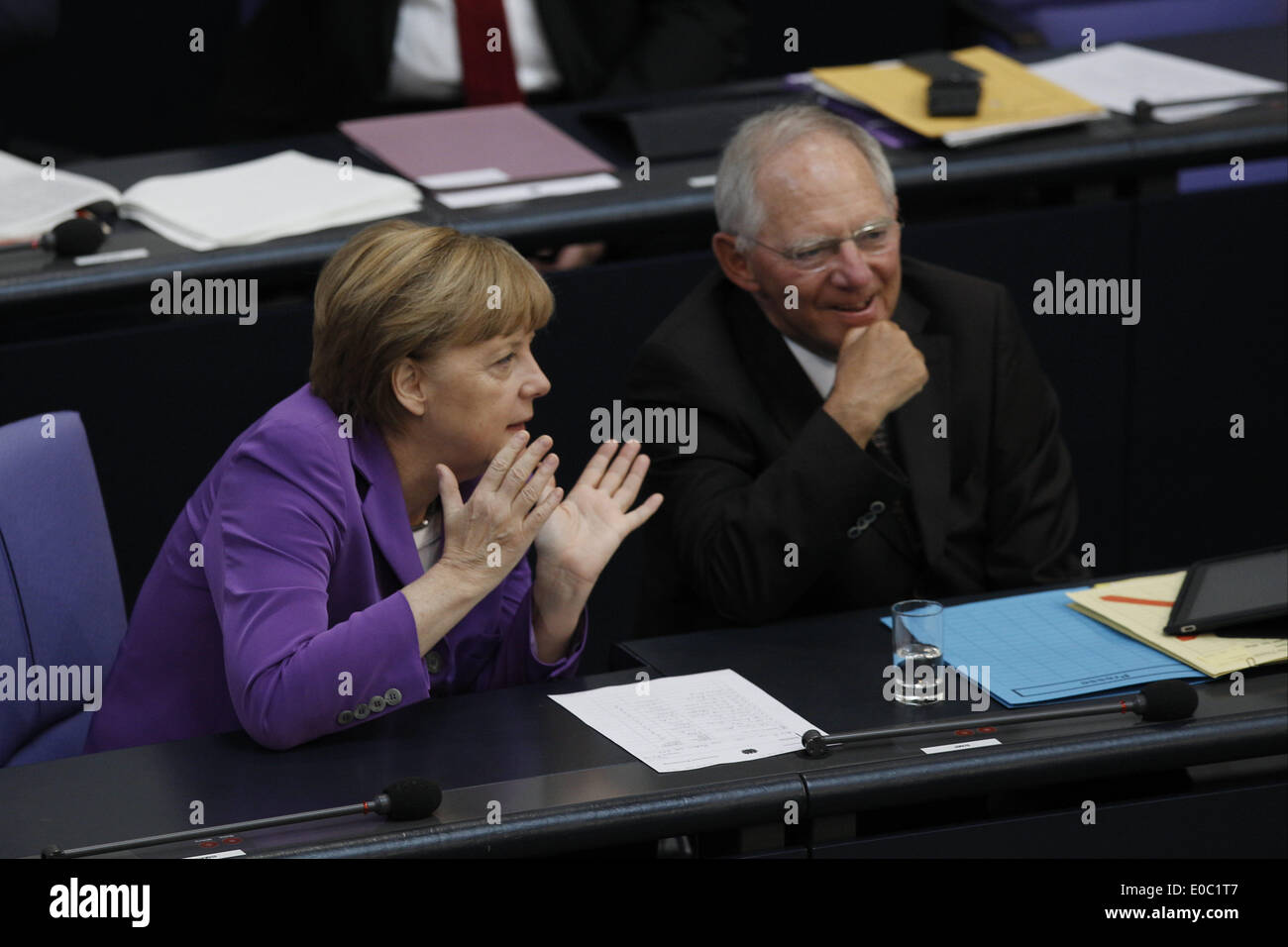 Berlin, Allemagne. 8 mai, 2014. Berlin, Allemagne. Mai 08th, 2014. 33e session du Parlement allemand - première consultation du projet d'une loi sur la réforme fondamentale de la Loi sur les énergies renouvelables et modifiant d'autres dispositions de la loi sur l'énergie déposée par le gouvernement fédéral allemand./Photo : la chancelière allemande Angela Merkel (CDU), et Wolfgang Schüller¤uble (CDU), Ministre allemand des Finances. Credit : Reynaldo Paganelli/NurPhoto ZUMAPRESS.com/Alamy/Live News Banque D'Images