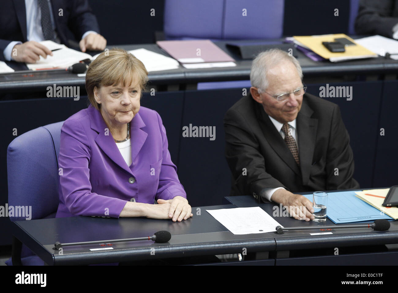 Berlin, Allemagne. 8 mai, 2014. Berlin, Allemagne. Mai 08th, 2014. 33e session du Parlement allemand - première consultation du projet d'une loi sur la réforme fondamentale de la Loi sur les énergies renouvelables et modifiant d'autres dispositions de la loi sur l'énergie déposée par le gouvernement fédéral allemand./Photo : la chancelière allemande Angela Merkel (CDU), et Wolfgang Schüller¤uble (CDU), Ministre allemand des Finances. Credit : Reynaldo Paganelli/NurPhoto ZUMAPRESS.com/Alamy/Live News Banque D'Images