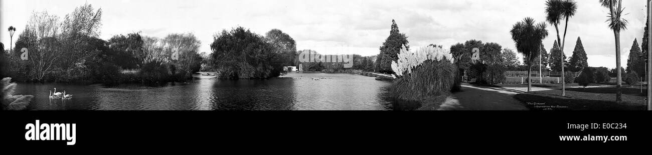 Photographie des jardins de Masterton, Nouvelle-Zélande, prise entre 1923 et 1928. L'image présente le parc Queen Elizabeth, y compris des éléments tels que des chou, des barques et des vues panoramiques sur le lac. Banque D'Images