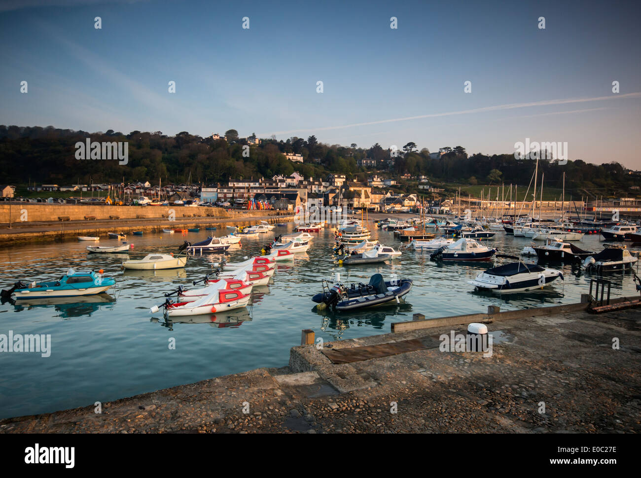 Bateaux dans le port de Lyme Regis, Dorset, England, UK Banque D'Images