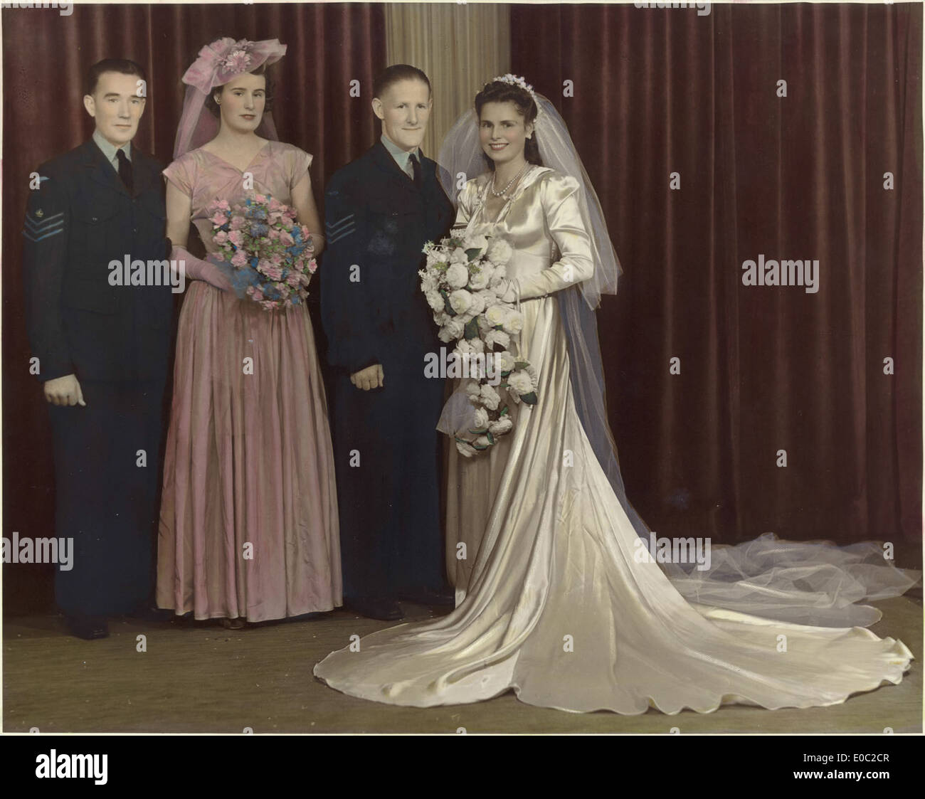Une photographie capturant Dorothy Chadwick et Noel Maginness le jour de leur mariage en 1943, un moment de l'histoire australienne du milieu du XXe siècle. Banque D'Images