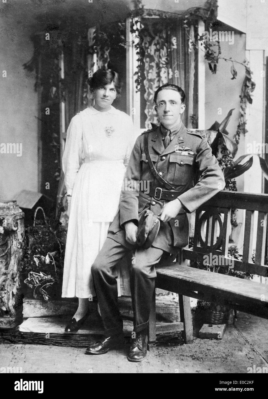 Cora et Henry Forrest sont photographiés le jour de leur mariage à Abbeville le 2 avril. L’image du couple représente un moment historique capturé pendant la première Guerre mondiale quand ils faisaient partie de la 5e batterie à Abbeville. Banque D'Images