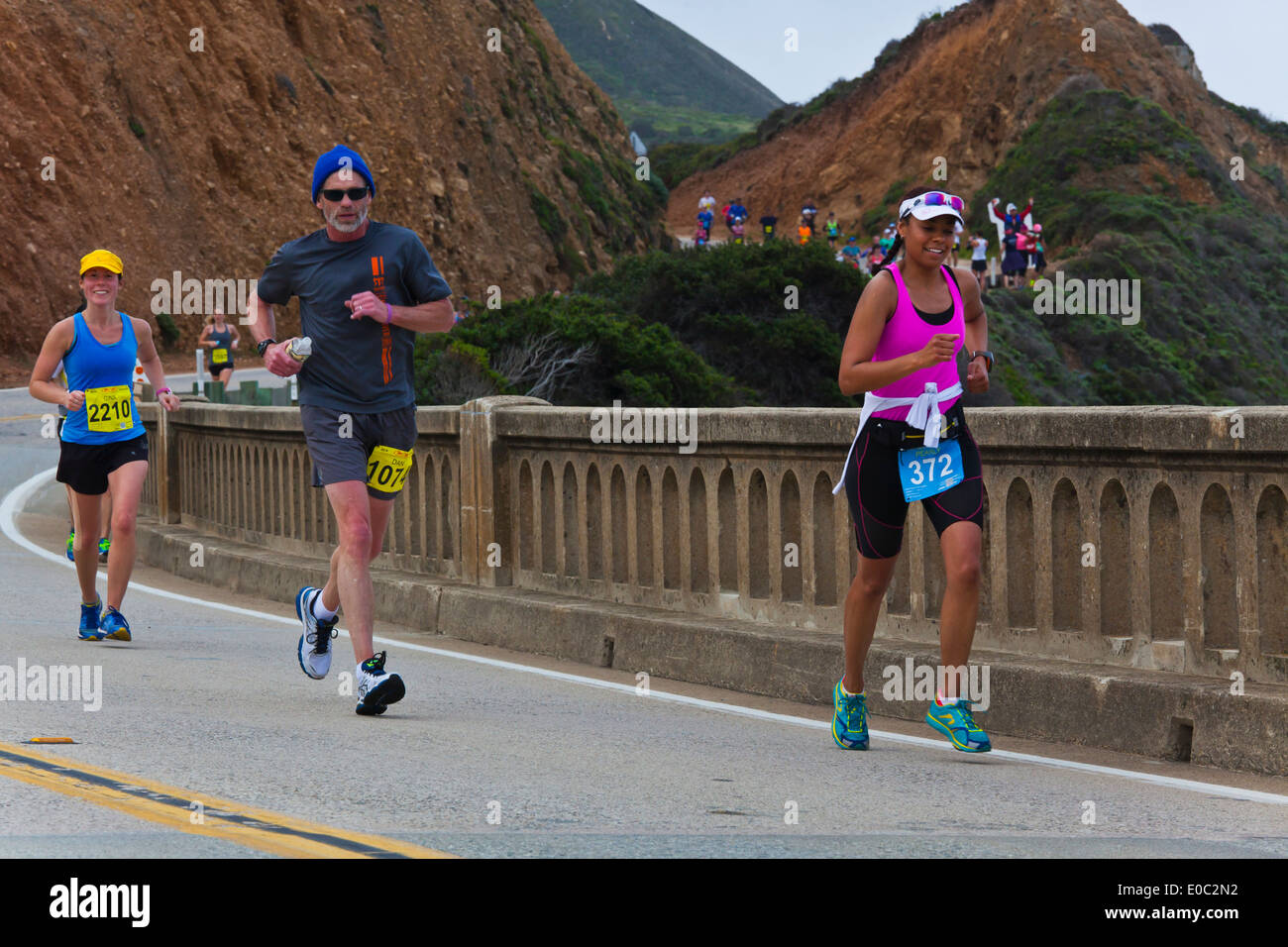 Coureurs traversent Bixby Pont de la Route 1 qui est à mi-chemin de la 2014 - Marathon de Big Sur BIG SUR, CALIFORNIE Banque D'Images