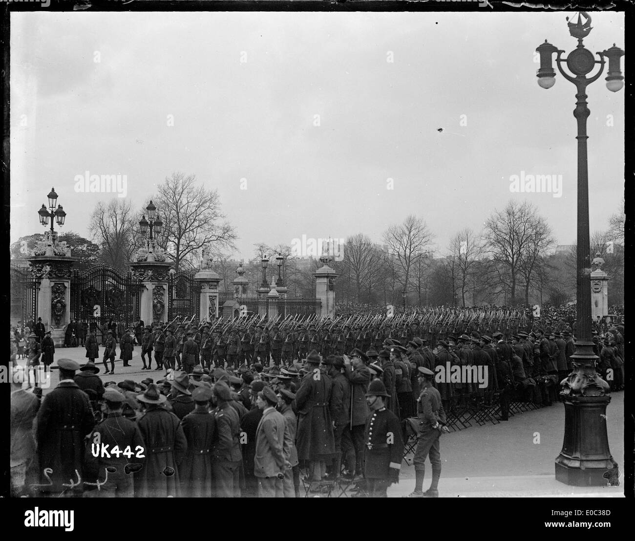 En mai 1919, les troupes néo-zélandaises défilent devant les portes du palais de Buckingham lors d'un défilé cérémoniel après la première Guerre mondiale. La 5e batterie, avec d'autres troupes, a participé au défilé pour commémorer leurs contributions pendant la guerre. Banque D'Images