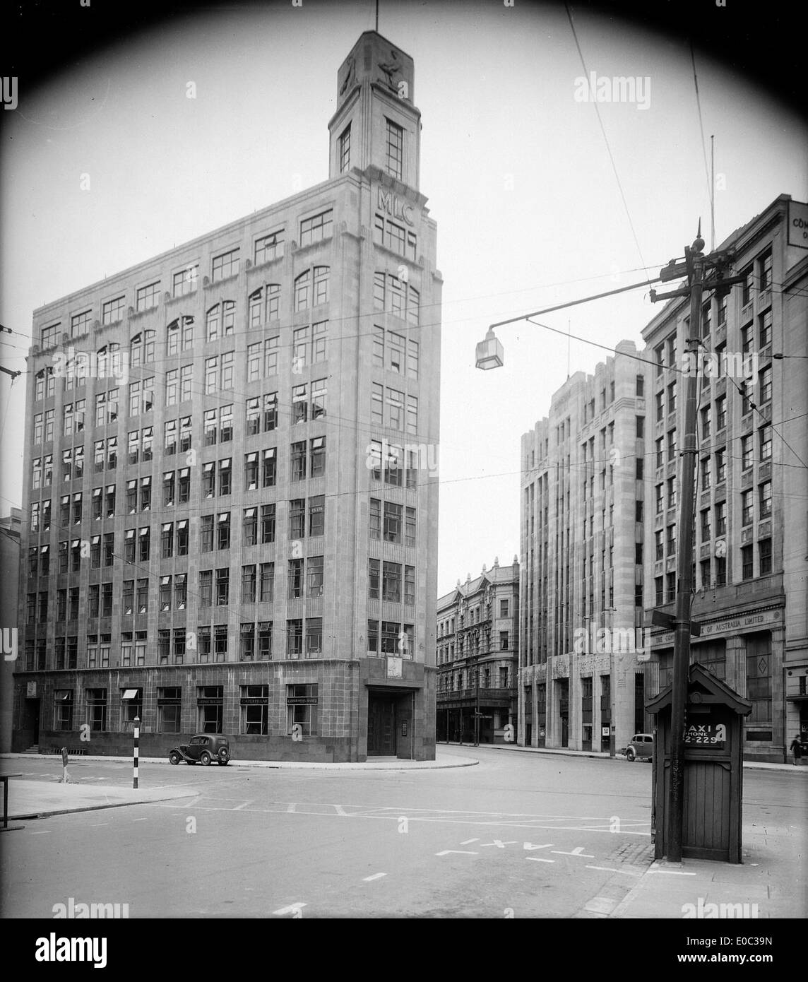 Intersection de Lambton Quay, Hunter Street, et Featherston Street, Wellington, avec la Mutuelle, compagnie d'assurance et les citoyens des capacités, ca 1935 Banque D'Images