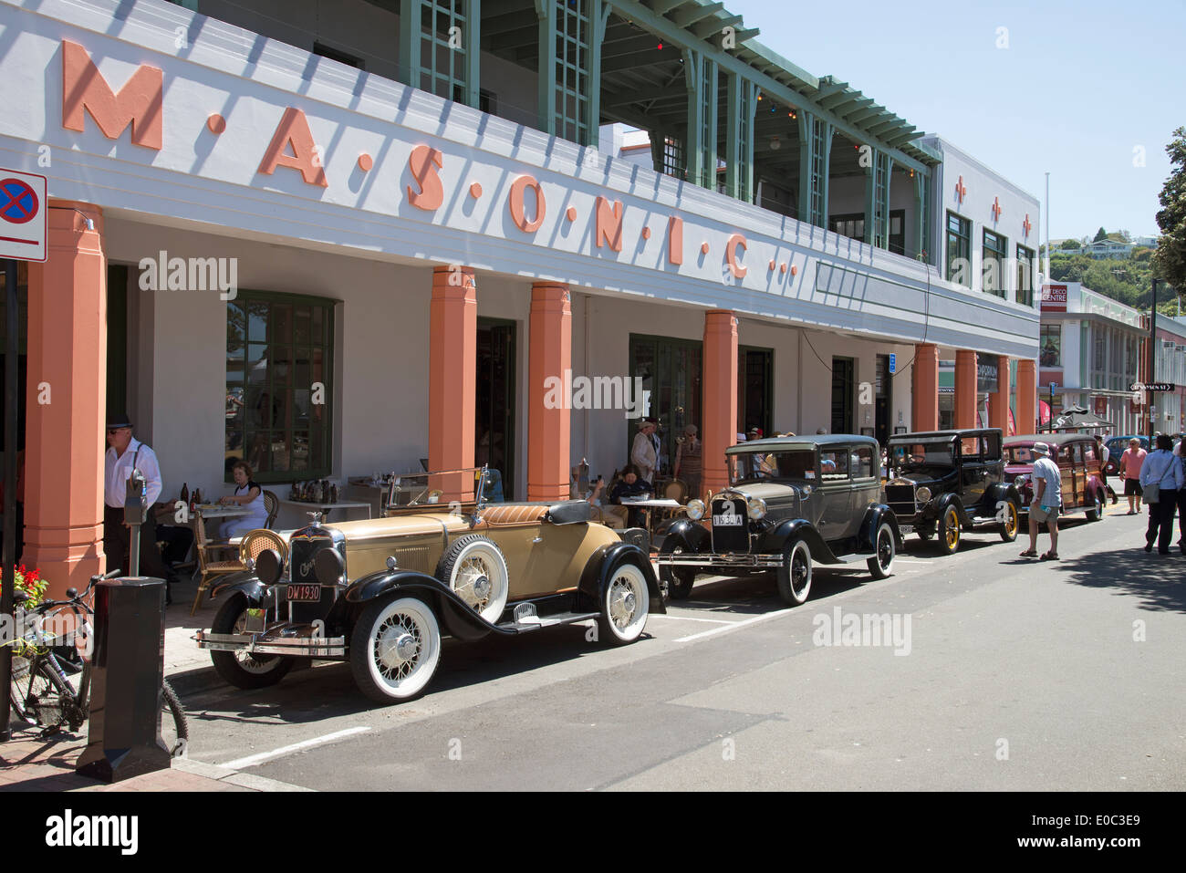 Classic automobiles à l'extérieur de l'hôtel maçonnique dans l'art déco ville de Napier, Nouvelle-Zélande un événement annuel attire des visiteurs Banque D'Images