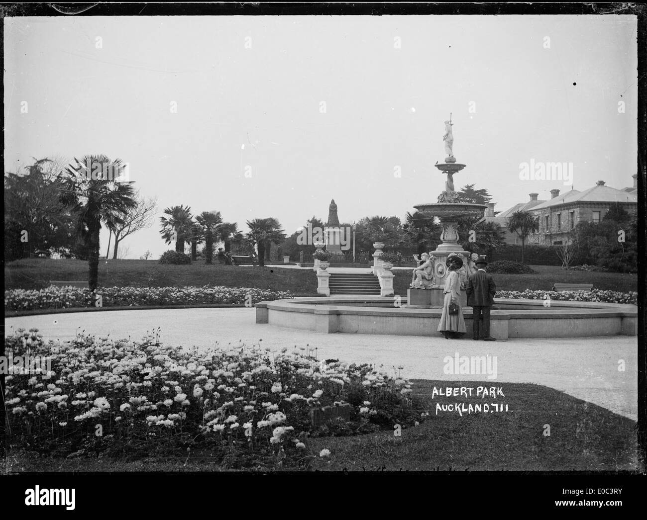 Cette photographie historique capture une fontaine à Albert Park, Auckland, prise entre 1900 et 1930. L'image met en évidence la conception du parc et son rôle en tant qu'espace public à cette époque. Banque D'Images