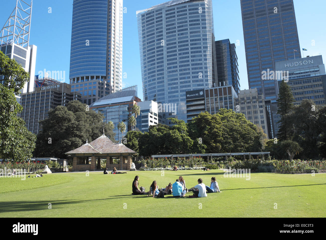 Royal Botanic Gardens dans le centre-ville de Sydney, en Australie, avec le quartier central des affaires dans l'arrière-plan Banque D'Images