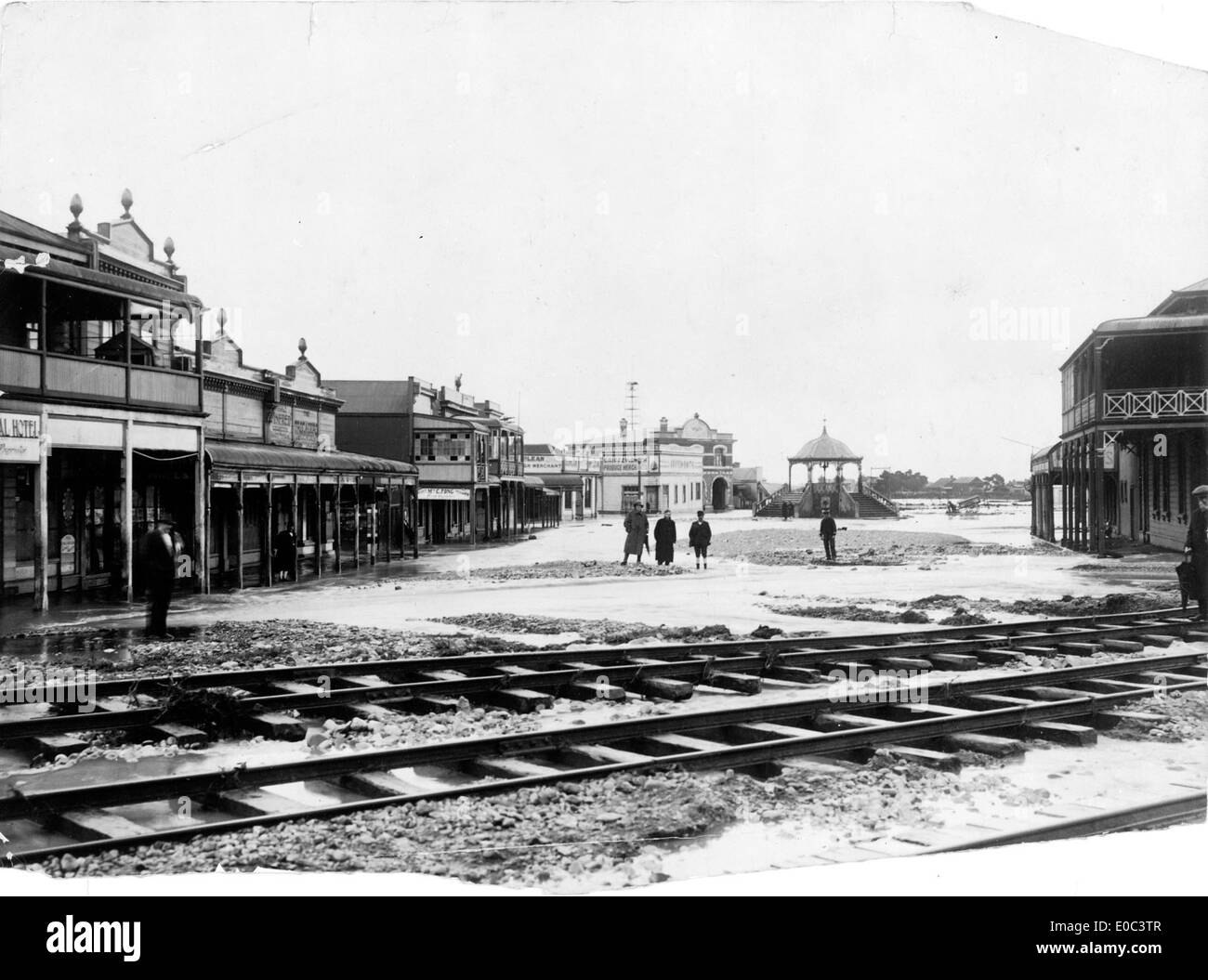 Cette photographie datant d'environ 1907 montre les conséquences d'une inondation importante à Greymouth, en Nouvelle-Zélande. L'image illustre l'ampleur des inondations et leur impact sur la ville, mettant en évidence le pouvoir destructeur des catastrophes naturelles pendant cette période. Banque D'Images